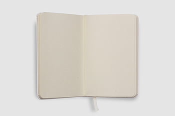 전자 필기장 열기, 빈 페이지, 흰색 배경, 미니멀리스트 디자인, 디자인 모형, 깨끗한 레이아웃, 빈 일기장, 단순한 미학, 종이 질감, 노트북 모형, 흰색 표면