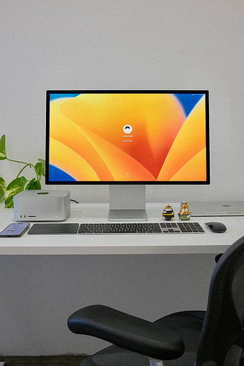 Mac Studio, Großes Display, weißer Schreibtisch, Schlankes Büro -Setup, Desktop-Computer, Tastatur, Zubehör, sauberer Schreibtisch, Moderner Arbeitsbereich, Tech Setup, Minimalistisches Büro