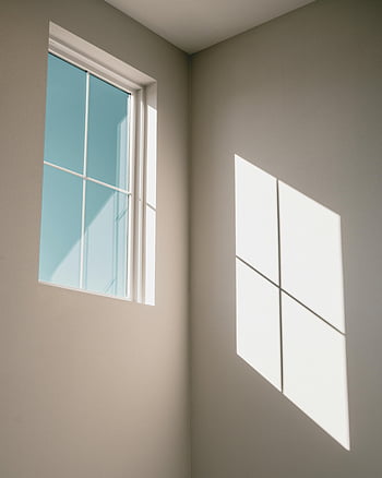 Muntin ile pencere, beyaz oda, Güneş ışığı, parlak iç mekan, minimalist tasarım, güneşli pencere, duvarda gölge, iç fotoğrafçılık, doğal ışık, mimari detay, modern ev