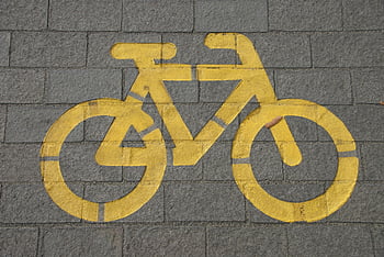 pista ciclabile, strada cementata grigia, giallo acceso, simbolo della bicicletta, pavimento grigio, Corsia per le bici, segnaletica stradale, simbolo della bici giallo, marcatura di marciapiedi, ciclismo urbano