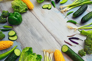 verdure assortite, tavolo in legno marrone, verdure fresche, cucina sana, Mais, broccoli, peperoni verdi, cetrioli, lattuga, scalogno, melanzane viola