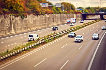 道路上の車、 高速道路の旅行、 晴天、 道路車両、 車の動き、 トラックの交通、 高速道路のシーン、 道路旅行、 晴れの日、 ハイウェイカー、 車両の動き
