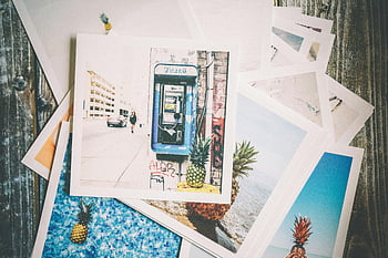 Fotografie cestování ve stylu vintage, Nostalgický pocit, dřevěný povrch, rozmanité fotografie, Cestovní tisky fotografií, Pineapple obrázky, pouliční scény, plážové scény, koláž fotek, cestovní vzpomínky, kolekce fotografií