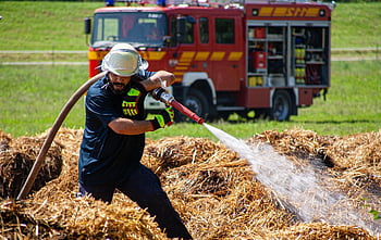 Feuer, Feuerwehrmann, Feuerwehrauto, Rettung, Notfall, Feuer bekämpfen, Ausrüstung, Wasser, Flammen, Schutz, gefährlich