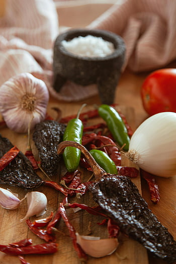 멕시코 성분, 칠리 고추, 마늘, 양파, 나무 도마, 생생한 성분, 요리 재료, 말린 고추, 신선한 마늘, 통양파, 소금 그릇