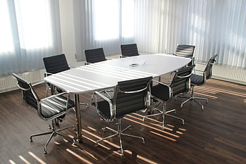 moderní kancelář, zasedací místnost, designové židle, bílý dřevěný stůl, velká okna, konferenční místnost, kancelářský nábytek, Profesionální nastavení, moderní design, kancelářská výzdoba, Design pracovního prostoru