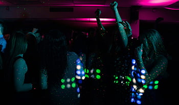 lidé tančí, Energetický noční klub, Barevná neonová světla, Témata nočního života, taneční párty, klubová scéna, neonová záře, Fotografie nočního života, taneční parket, Atmosféra strany, Závalná světla