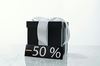 ギフト用の箱、 ブラックギフトボックス、 ホワイトリボン、 割引タグ、 50％割引、 クローズアップショット、 エレガントな贈り物、 販売プロモーション、 ギフト包装、 黒と白、 贈り物の贈呈