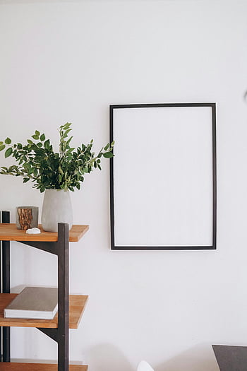 minimalistický interiér, rám na stěně, zelená rostlina, váza, dřevěné police, Dekorační inspirace, prázdný rámeček, minimalistický dekor, Vzhled interiéru, domovní dekorace, minimalistický styl