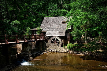 Historický mlýnský dům, Scenic Creek, svěží zelené listy, letní, hnědý dům, řeka, stromy, historický, mlýn, vodní kolo