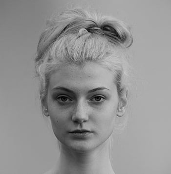 ritratto in bianco e nero, giovane donna, capelli naturali, travolgente, monocromatico, volto femminile, fotografia in bianco e nero, fotografia di ritratto, bellezza naturale, immagine in bianco e nero, volto di donna