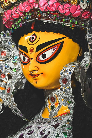 Durga Idol, Kolkata Festival, durga puja, kleurrijke godin, levendig versierd, Indisch festival, Godin Durga, traditioneel idool, culturele viering, sierlijke sieraden, feestelijke decoratie