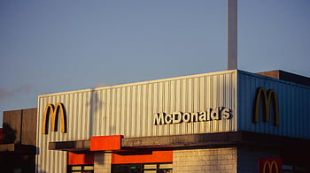 Restaurace McDonald's, vnější, čisté nebe, Kultovní architektura, McDonald's znamení, Fast Food, budova, venkovní, během dne, řetězcová restaurace, zlaté oblouky