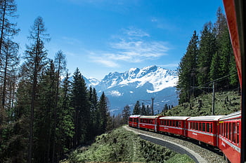 Bernina Express, švýcarsko, hory, červený vlak, Svěží lesy, zasněžené hory, jasné modré nebe, cestovat, pohled, alpské krajiny, cesta vlakem