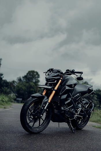 Black Yamaha Mt, strada bagnata, cielo nuvoloso, avventura, motociclo, parcheggiata, all'aperto, viaggio, strada, bicicletta, buio