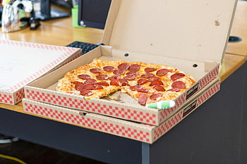 pizza, pepperoni pizza, otevřít krabici, lavice, rychlé jídlo, jídlo, stůl, lepenkové krabice, pizza box, Lahodné