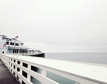 Jetée de Santa Cruz, bateau de croisière blanc, quai de béton, plan d'eau, ciel nuageux, jour, scène tranquille, eaux calmes, ciel maussade, Santa Cruz, vue de la jetée