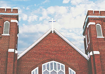 hnědá katedrála, kostel červených cihel, přejít, klenutá okna, modrá obloha, mraky, náboženské budovy, církevní architektura, křesťanské církve, cihlová budova, vitráže