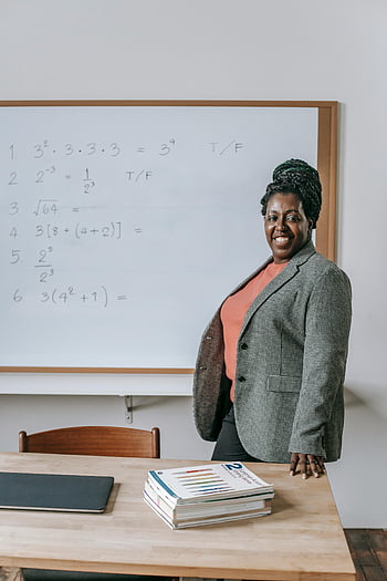 Profesor negru, tablă albă, sală de clasă, educator zâmbitor, Ecuații de matematică, cunoştinţe, inspirație, educaţie, învățătură, profesionist, cărți