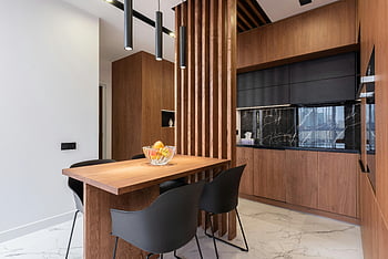 cucina contemporanea, tavolo di legno, appartamento moderno, mobili in legno, design elegante, Cucina elegante, interior design, sala da pranzo, pavimento di marmo, sedie nere, luci a sospensione