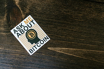 ビットコインステッカー、 暗号通貨の議論、 木製テーブル、 ビットコインテーマ、 ビットコインについて聞いてください、 暗号通貨プロモーション、 テーブル面、 ビットコインプロモーション、 ビットコインステッカーデザイン、 テーブル上のビットコインステッカー、 ビットコインステッカークローズアップ