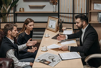 mannelijke advocaat, Klanten, kantoorconsult, documenten, koffie, Juridisch advies, professionele vergadering, zakelijke discussie, advocatenbureau, Klantbijeenkomst, kantooromgeving