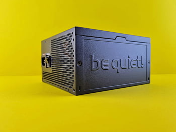 コンピュータ電源、 静かにして、 黄色い表面、 テクノロジー小売、 エレクトロニクス株、 洗練されたデザイン、 電源ユニット、 静かにブランディング、 コンピュータコンポーネント、 ハイテク製品、 黄色の背景