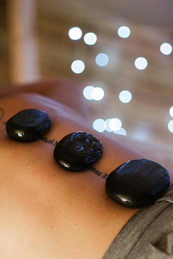 Masaż gorącymi kamieniami, leczenie uzdrowiskowe, relaks, spokojne ustawienie, masaż pleców, gorące kamienie, Terapia spa, wellness, Procedura masażu, Terapia relaksacyjna, Relaksowanie spa