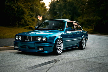 bmw e30, modrá bmw, Vintage BMW, malebné silnici, svěží zeleň, prázdné silnici, klasické auto, živá modrá, automobilové fotografie, Automobiloví nadšenci, výlet