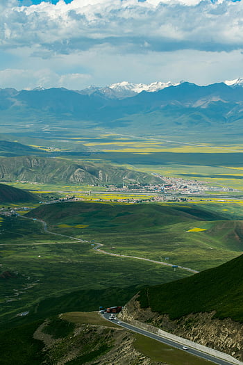 panoramatický výhled, svěží údolí, hory, klikatá cesta, vzdálená vesnice, modré nebe, pohled, silnice, údolí, vesnice
