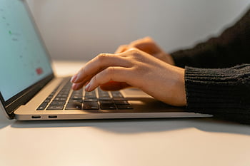 osoba, psaní, laptop, detailní pohled, ruce psaní, klávesnice, vzdálené práce, technologie, práce z domova, Digitální práce, Práce online, produktivita