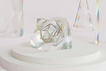 Clear Diamond, Bílý kulatý stůl, Futuristický geometrický krystal, Minimalistické bílé pódium, křišťálové umění, geometrický design, moderní umění, bílé pozadí, abstraktní sochařství, minimalistický design, Křišťálová socha