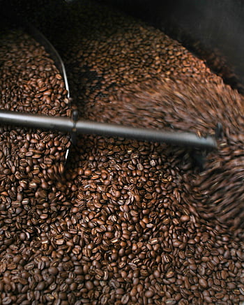 hnědá kávová zrna, pražení kávy, dynamický detail, pražená káva, Kávová zrna, produkce kávy, Proces kávy, Pečení kávových zrn, kávová zrna detail, textura kávových zrn, detail kávových zrn
