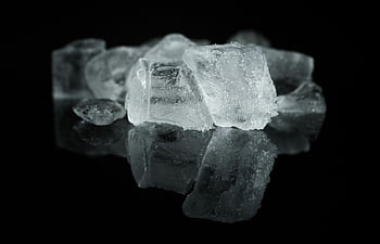 cubetti di ghiaccio, avvicinamento, superficie scura, Atmosfera fantastica, dettagliato, riflessione, sfondo nero, acqua ghiacciata, trasparente, freddo, cubo