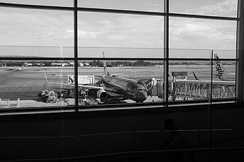 fotografia in scala di grigi, aereo di linea, aeroporto, Vista monocromatica, pista di decollo, aeroplani, cancelli, grandi finestre, bianco e nero, terminale, aereo
