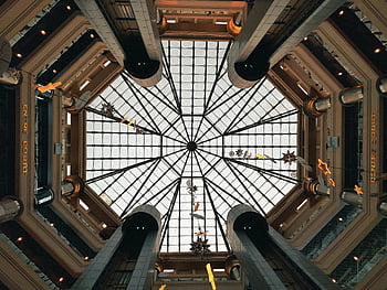 نافذة سقف هندسية،  مبنى معاصر،  عمارة دكا،  عرض زاوية منخفضة،  تصميم معقد،  البناء الداخلي،  العمارة الحديثة،  تصميم المناور،  السمة المعمارية،  نمط هندسي،  نافذة سقف معاصرة
