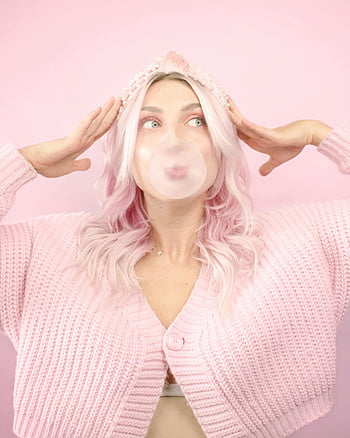 roze vest, kauwgom, roze haar, Pastelroze Achtergrond, Playful Pose, vrouw in roze, kattenoren, gebreide vest, bubbel blazen, Pastel -esthetiek, leuke foto