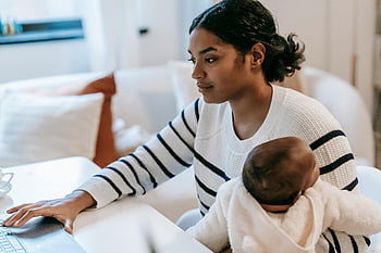 Mutter arbeitet von zu Hause aus, Multitasking, Kinderbetreuung, Laptop, Elternschaft umarmen, Innenministerium, berufstätige Mutter, Baby, Heimarbeit, Familienleben, Work-Life-Balance