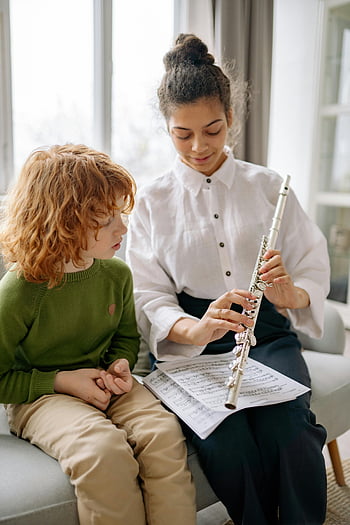 lezione di flauto, ragazzo che impara a suonare il flauto, insegnante di musica, notazione musicale, tecnica del flauto, insegnamento di tutoraggio, educazione musicale, flauto giocando, musica didattica, giovane musicista, Lezione di musica