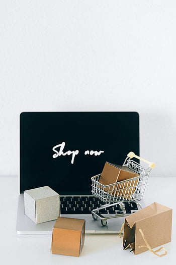 online winkelen, laptop, kar, pakketjes, e-commerce, minimalistische opstelling, zwart -witte doos, witmetaalrek, winkelwagen, e-commerce setup, digitale winkels