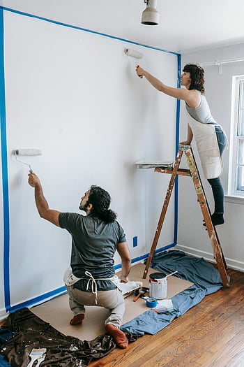 Pár malby, bílé zdi, nový domov, týmová práce, renovace, válečky, žebřík, domácí kutily, diy projekt, Vzhled interiéru, pár spolupráce