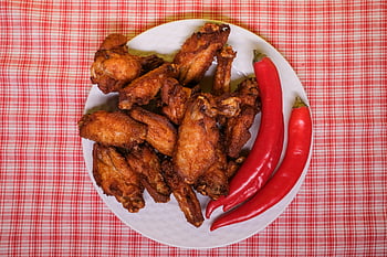 พริก, ปีกไก่ทอด, จาน, ปีกไก่กรอบ, พริกแดงสด, ปีกไก่, พริกแดง, การถ่ายภาพอาหาร, อาหารจานหลัก, อาหาร