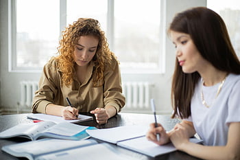 skupione studenci, zadanie domowe, Lekkie miejsce robocze, młode kobiety, współpraca, Projekt badania, jasny pokój, studiowanie razem, praca akademicka, stężenie, Praca zespołowa