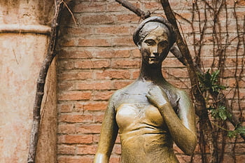 Socha Julie, Verona Itálie, historická bronzová socha, Rustikální cihlové stěny, Julie Verona, bronzová socha Julie, Historická socha ve Veroně, Socha ve Veroně, Itálie, Juliin památník, Socha Julie ve Veroně