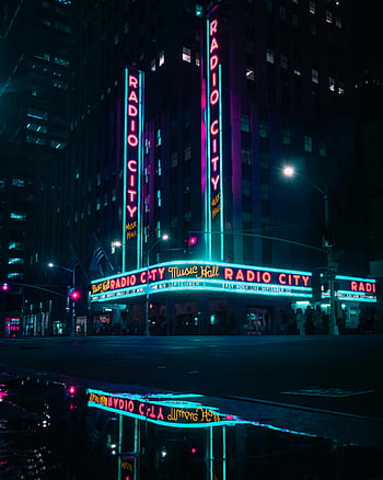 rádio městské hudební sál, Noční pohled, neonová světla, živá scéna, odrazy, New York City, kultovní mezník, městský noční život, divadelní exteriér, panoráma města, noční fotografie