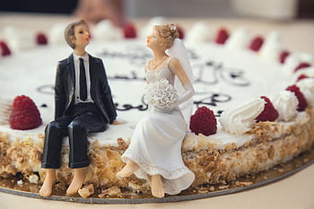 figurina delle coppie di sposi, Torta nuziale ravvicinata, figurine da sposa e sposo, lamponi, panna montata, Decorazione della torta nuziale, cake topper, topper torta nuziale, torta romantica, celebrazione del matrimonio, decorazione della torta
