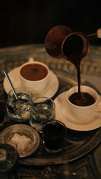 caffè turco, versare il caffè, Safranbolu, utensili dettagliati, caffè tradizionale, tazze di caffè, Cerimonia del caffè, cultura del caffè, preparazione del caffè, servizio di caffè, rituale di caffè