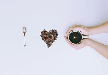 fotografia piatta, boccale, chicchi di caffè, a forma di cuore, sfondo bianco, cucchiaio, tazza di caffè, Cuore di chicchi di caffè, distesa piatta, caffè, cucchiaio e tazza