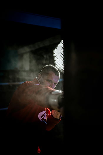box školení, silný boxer, intenzivní trénink, Disly osvětlená tělocvična, soustředěný boxer, boxovací ring, síla a odhodlání, posilovna cvičení, cvičení boxera, matné osvětlení, cvičební relace