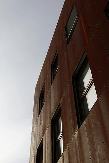 モダンな建物、 錆びた金属のデザイン、 晴天、 現代建築、 建物のファサード、 近代建築、 明確な背景、 建築デザイン、 都会のビル、 近代的な構造、 空の背景